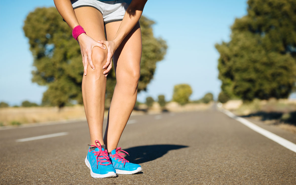 Perempuan melakukan peregangan santai di ruangan terang yang nyaman